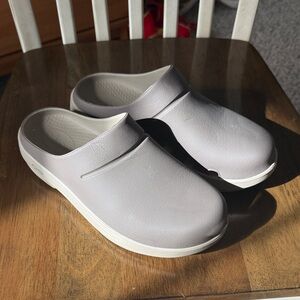 OOFOS Light Gray Slip-On Clogs
